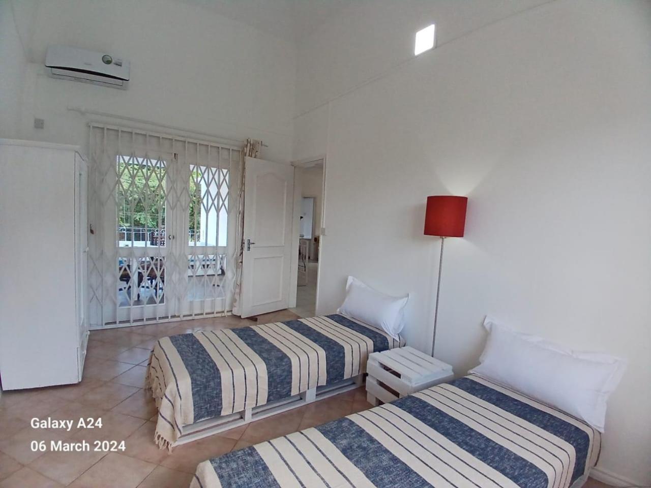 The Coral House Apartment Riviere Noire Ngoại thất bức ảnh